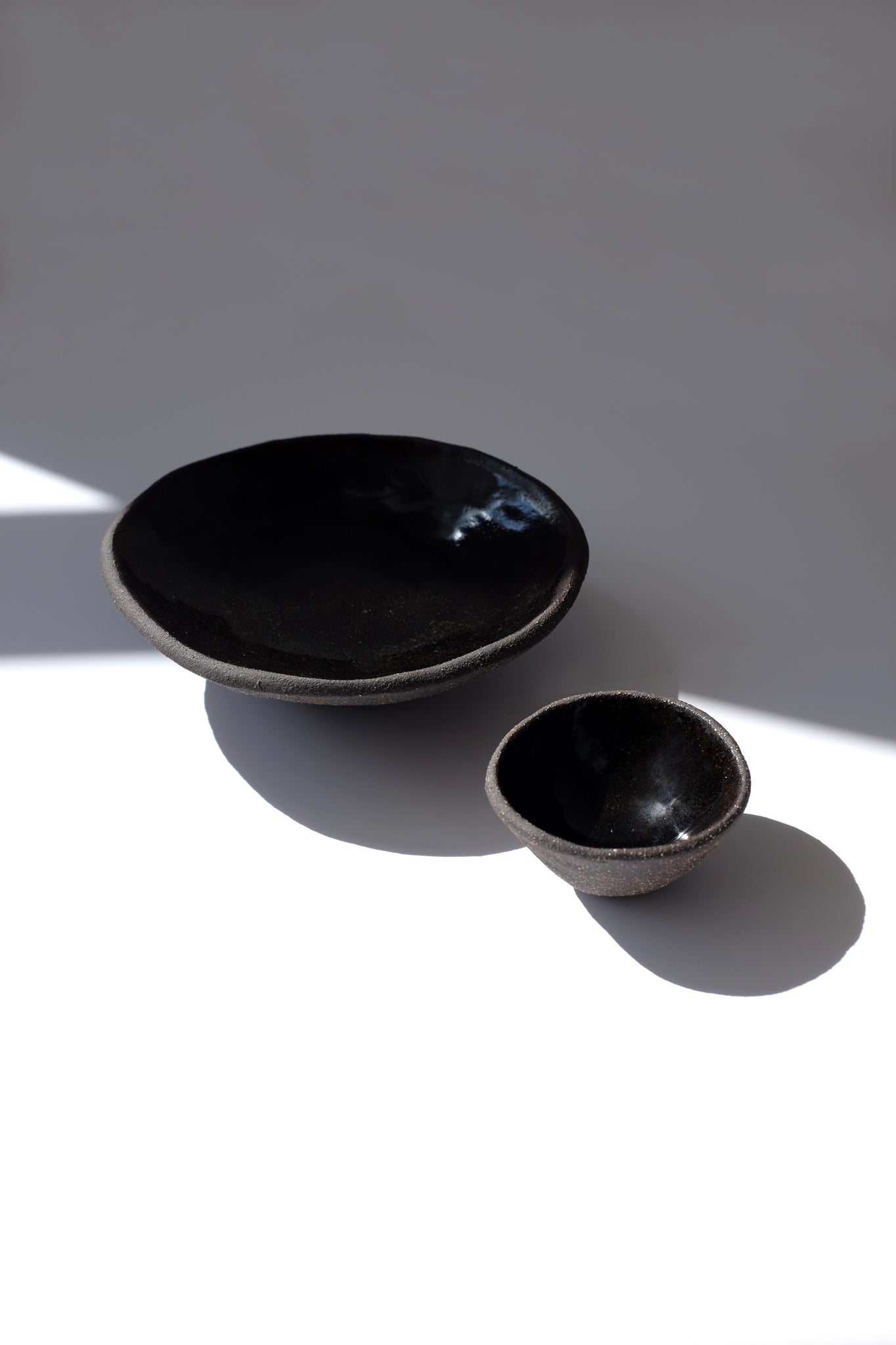 Rough dessert bowl — Glossy black