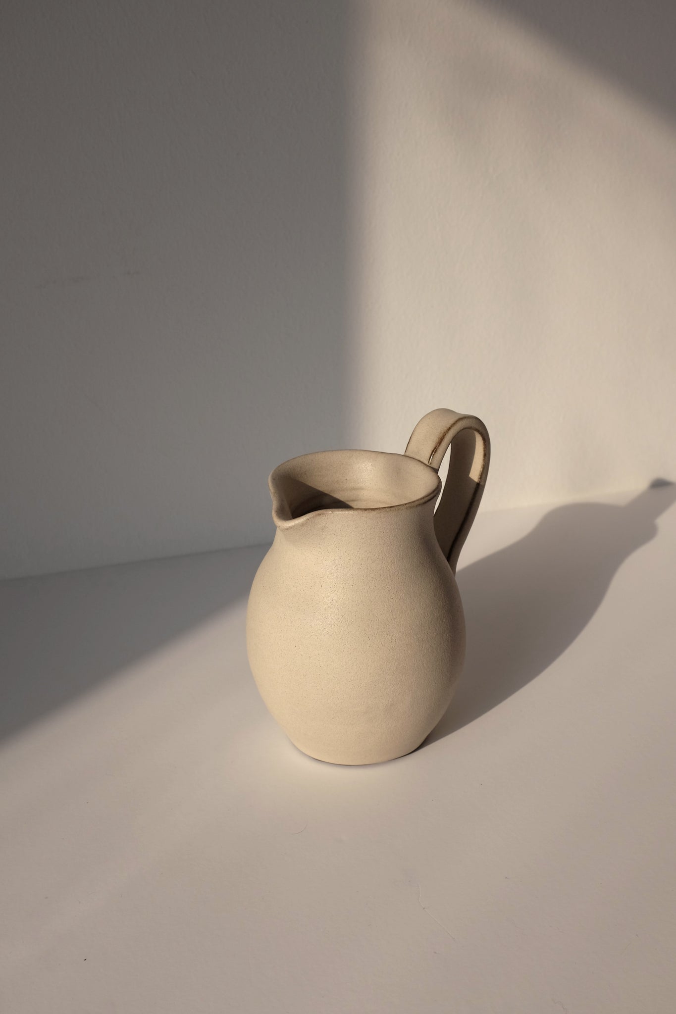 Flat handle jug